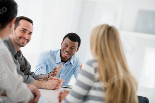 Vista previa: Un grupo de cuatro personas en una oficina, una mujer y tres hombres.