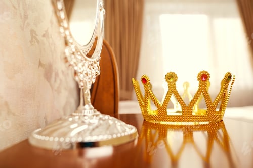 Preview: The golden crown on the table in the room