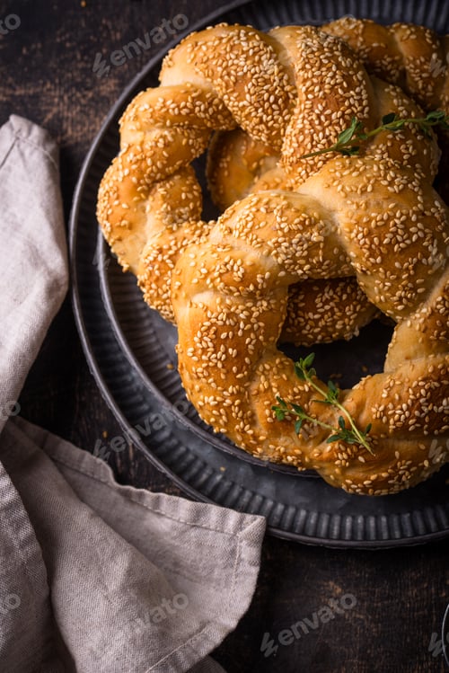 Preview: Traditional Turkish bagel simit with sesame