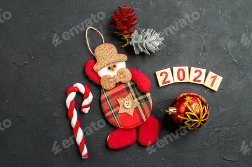 Visualização: vista de cima, boneco de neve fofo com brinquedos em cor de fundo escuro, feriado de natal, ano novo, foto