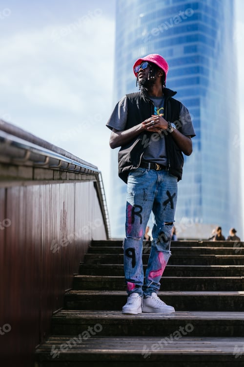 Preview: African Street Style: Modern and Cool on the Wooden Runway with Pink Cap
