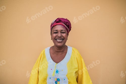 Preview: Portrait of happy african senior woman wearing traditional dress