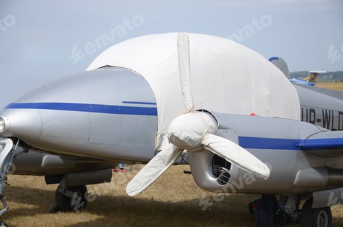 Preview: Fabric cover protects glass and propeller of the aircraft from sunlight and adverse weather