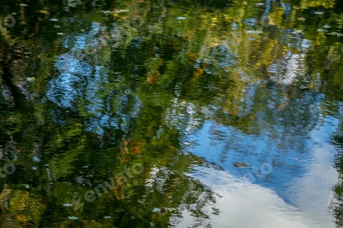 Aperçu: Reflection autumn colors in river background