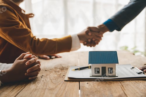 Preview: real estate agent Delivering sample homes to customers, mortgage loan contracts. Make a contract for