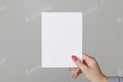 Preview: lose up of 5x7 ratio card white empty card mockup in female hand