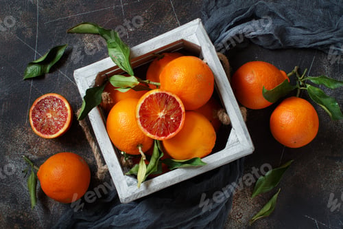 Preview: Fresh oranges with leaves
