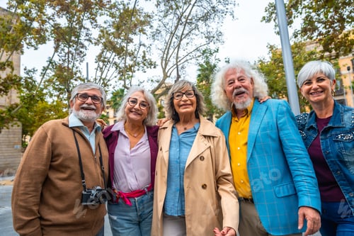 Visualização: Grupo de amigos idosos curtindo viagens pela cidade e amizade