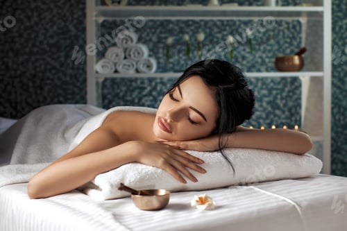 Vista previa: beautiful woman in spa salon.