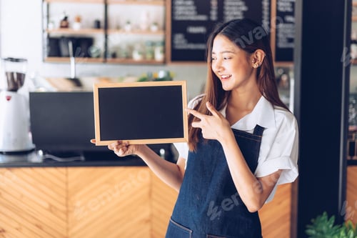 Preview: WOMAN SMES CAFE