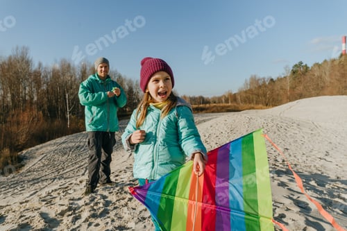 Preview: Father with his 5 years old daughter prepairing kite to fly