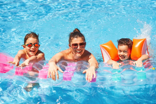 Preview: Picture of mother with son in the pool