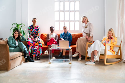 Preview: Group of businesswomen meeting in the office