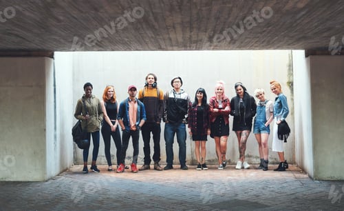 Visualização: grupo de amigos posando para adolescentes estilosos passeando na cena urbana, diversidade de autoimagem