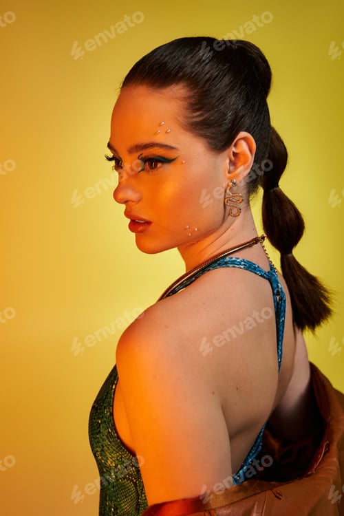 Preview: Glamorous Woman with Snake Jewelry and Creative Makeup