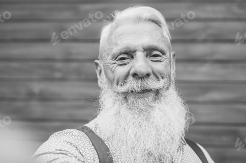 Preview: Hipster senior man taking a selfie - Old person enjoy technology
