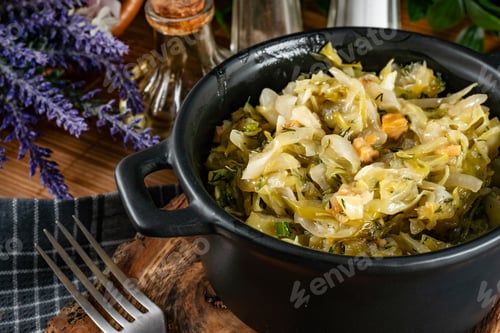 Preview: Stewed cabbage with onion and greaves.