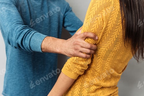 Preview: Cropped image of agressive couple