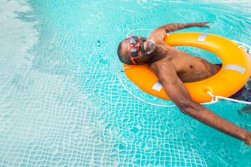 Preview: Happy seniors in the swimming pool