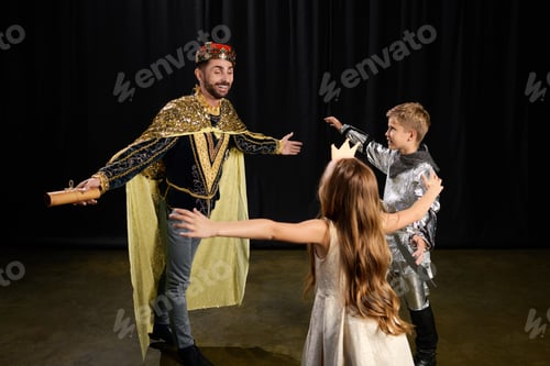 Preview: Stylish male tutor inspires children through engaging theater activities