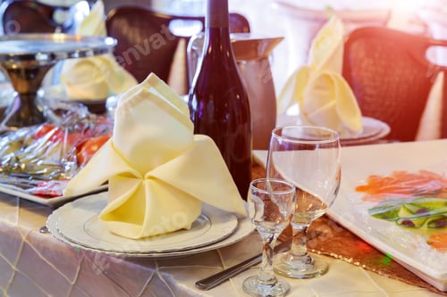 Preview: Served with a plate on the table Served for a banquet catering table