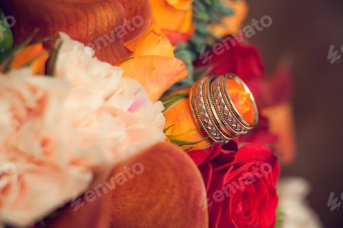 Preview: Wedding rings made of gold in different colors with a braided design and Bride's bouquet