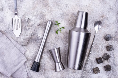 Vista previa: Diferentes herramientas de bar para hacer cócteles