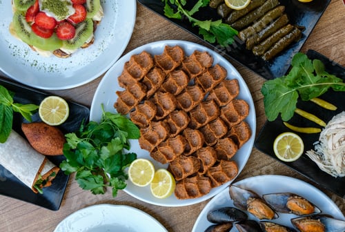 Preview: Traditional Turkish appetizer dishes, Çiğ Köfte, media oysters, wrapped grape leaves, ishli kofte,