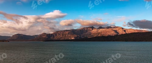 Vorschau: Dramatisch Sonnenaufgang über der Küste Alaskas. Hintergrund aus der Natur