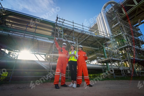 Preview: Professional engineer working in a petroleum refinery, Oil refinery and gas processing plant.