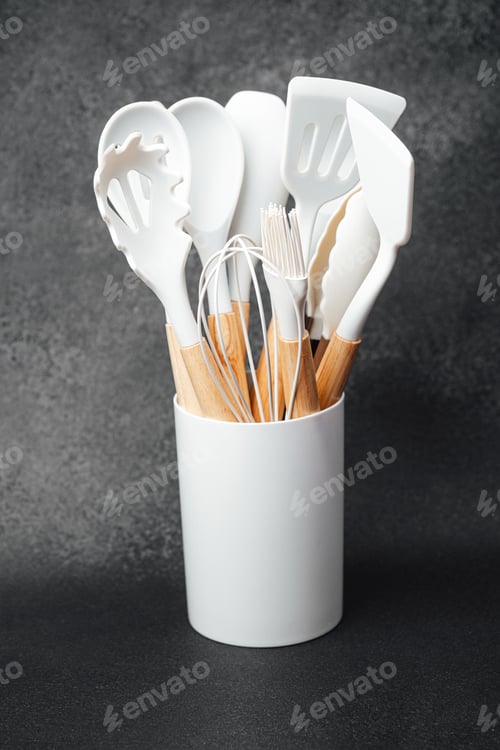 Preview: Kitchen utensils displayed in a white container on a dark background