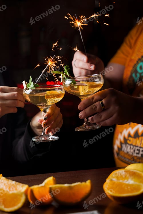 Visualização: Coquetéis festivos de 2026 com guarnições brilhantes para a celebração do feriado.