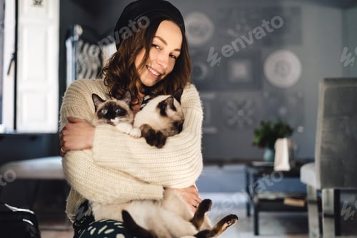 Preview: Portrait woman with Siamese cats