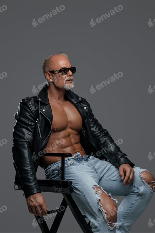 Preview: Charismatic muscular male model of mature age