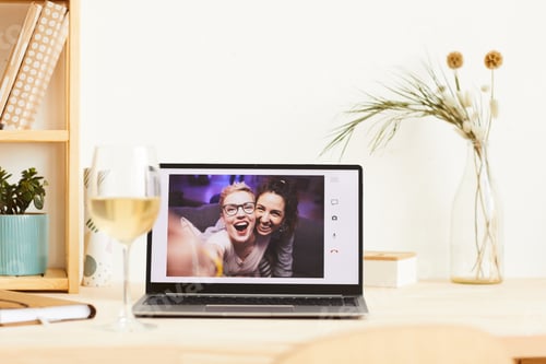 Preview: Friends on the laptop of the screen