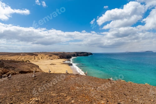 Vorschau: Panorama des schönen Strandes und des tropischen Meeres von Lanzarote. Kanaren