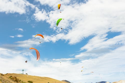 Preview: paraplane flying high up