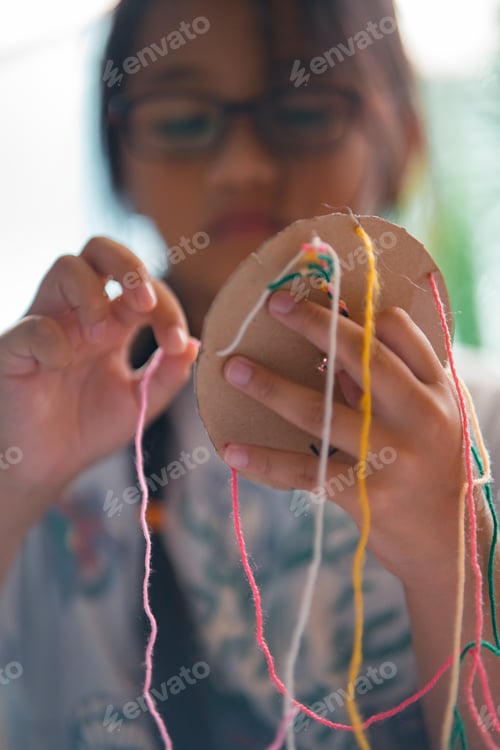 Preview: Making thread bracelets, crafting at home