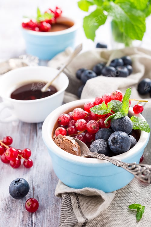 Preview: Chocolate dessert with berries