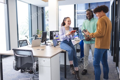 Visualização: Equipe diversificada compartilhando ideias no escritório, mulher caucasiana mostrando tablet