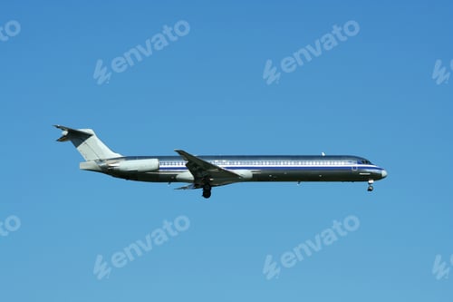 Preview: Passenger jet plane landing