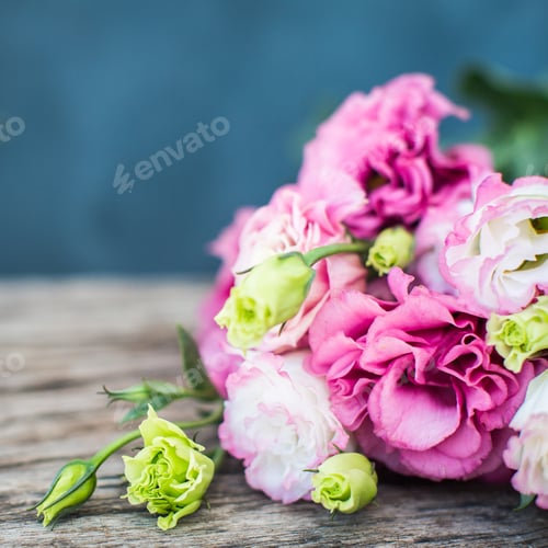 Preview: Lisianthus bouquet on a wooden table