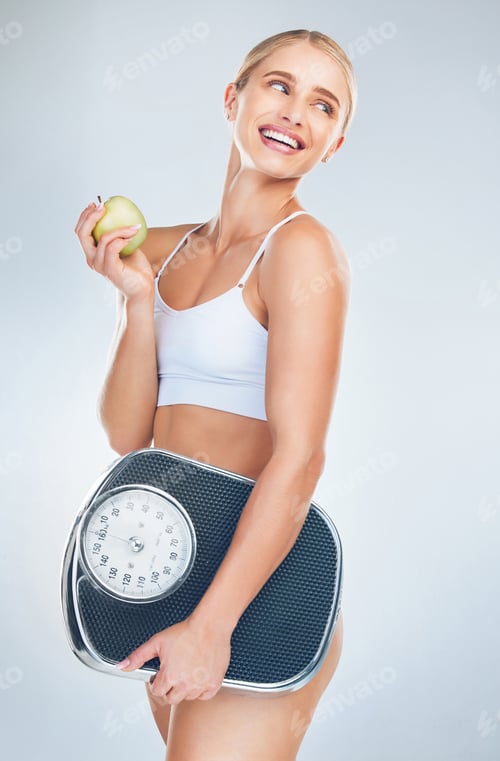 Vista previa: Manzana, dieta y mujer con báscula para la salud corporal, el cuidado personal y la pérdida de peso natural. Comer sano