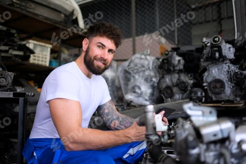 Preview: Mechanic work at auto repair shop.