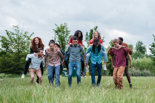 Visualização: Grupo de jovens de diferentes fundos passando uma tarde divertida juntos ao ar livre