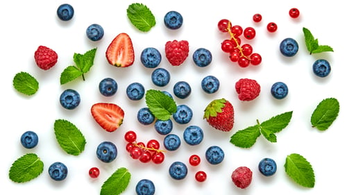 Vorschau: Verschiedene Beeren fliegen im Luftausschnitt. Isolierte Sommerwerbung mit Erdbeer-
und Beerenmotiv