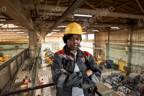 Preview: Female worker working in warehouse