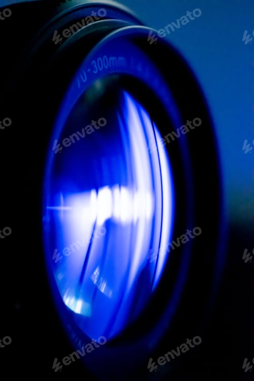 Preview: Vertical macro shot of a 70-300mm camera lens over a blue background