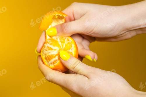pelar una mandarina fresca