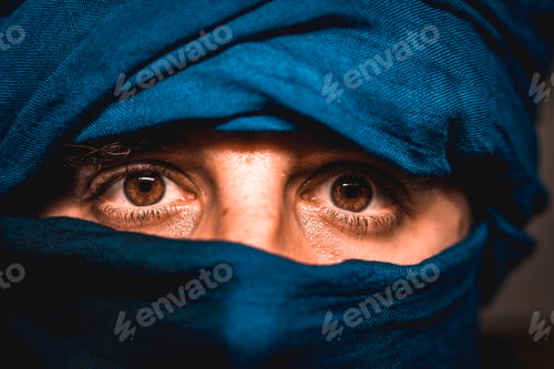 Preview: Look that simulates a blue cloth covered Berber in the desert of Merzouga in Morocco